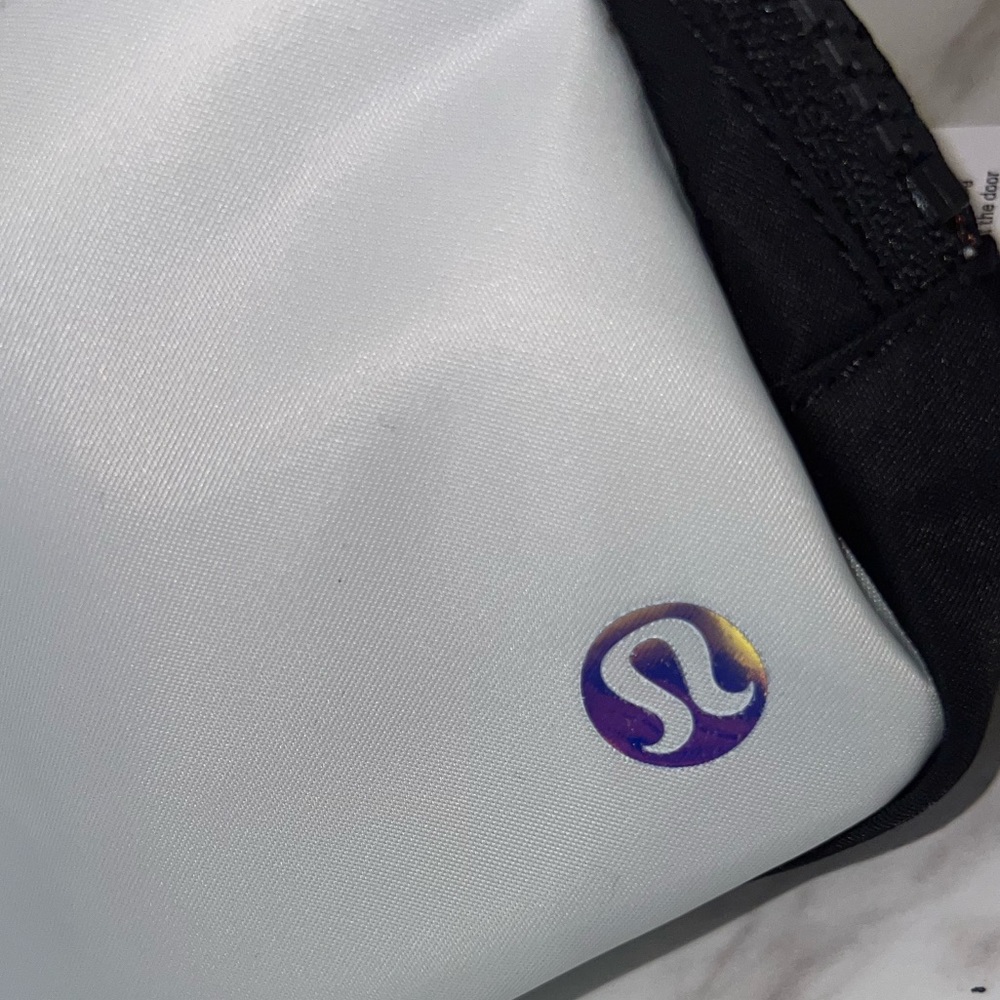 RARE scream green vapor Lululemon belt bag brand new - Picture 3 of 9